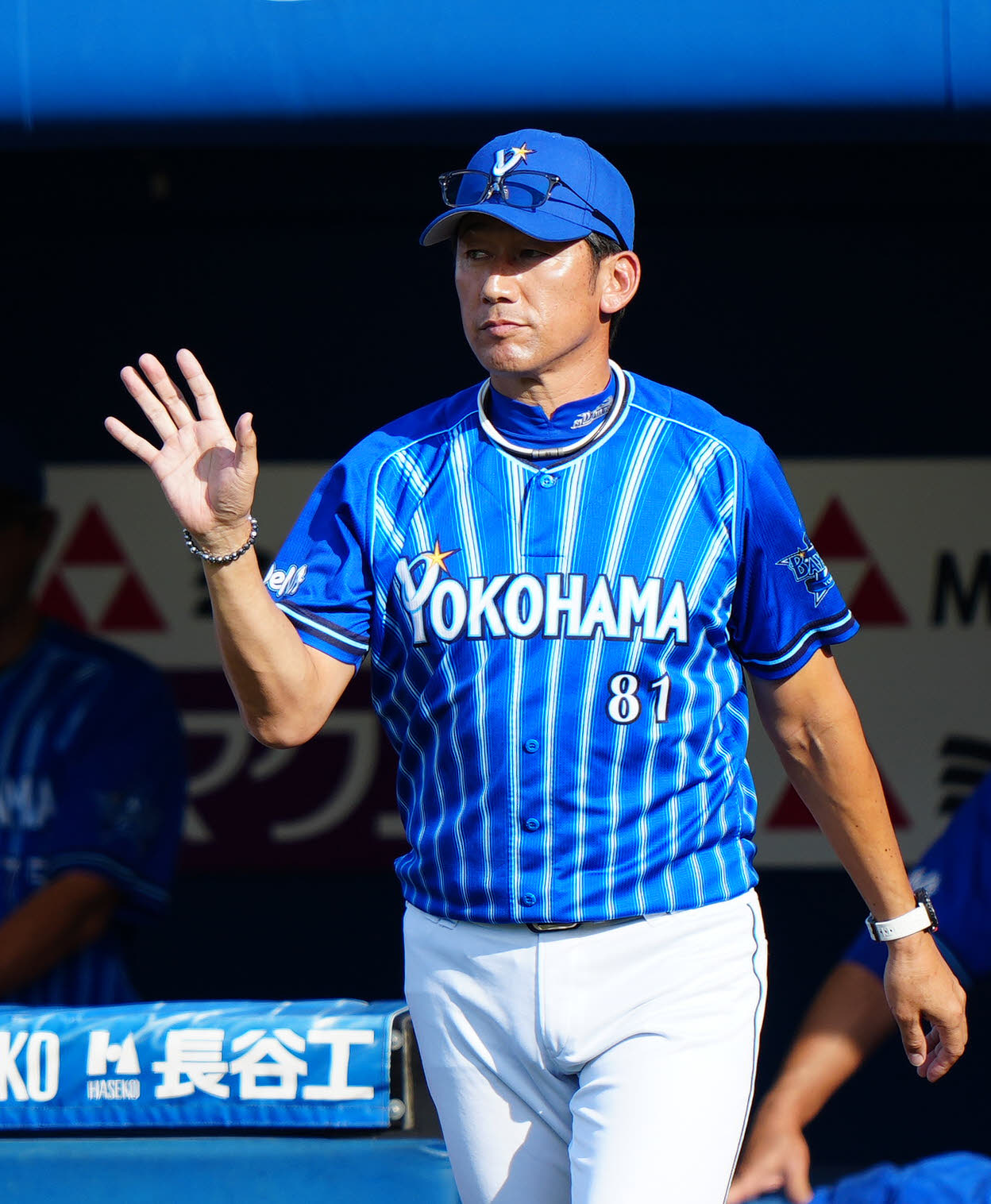 DeNA対ENEOS 5回裏、特別ルールで選手交代を告げるDeNA三浦監督（撮影・江口和貴）