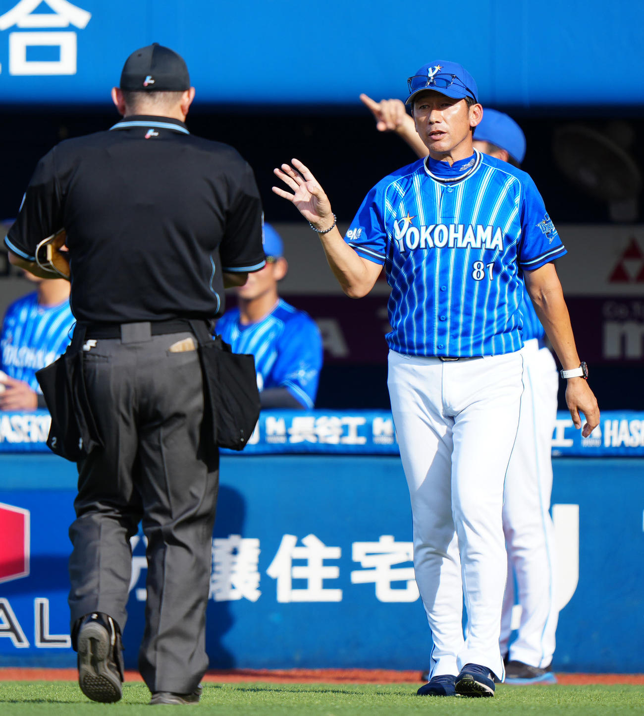 DeNA対ENEOS 5回裏、特別ルールで選手交代を告げるDeNA三浦監督（撮影・江口和貴）