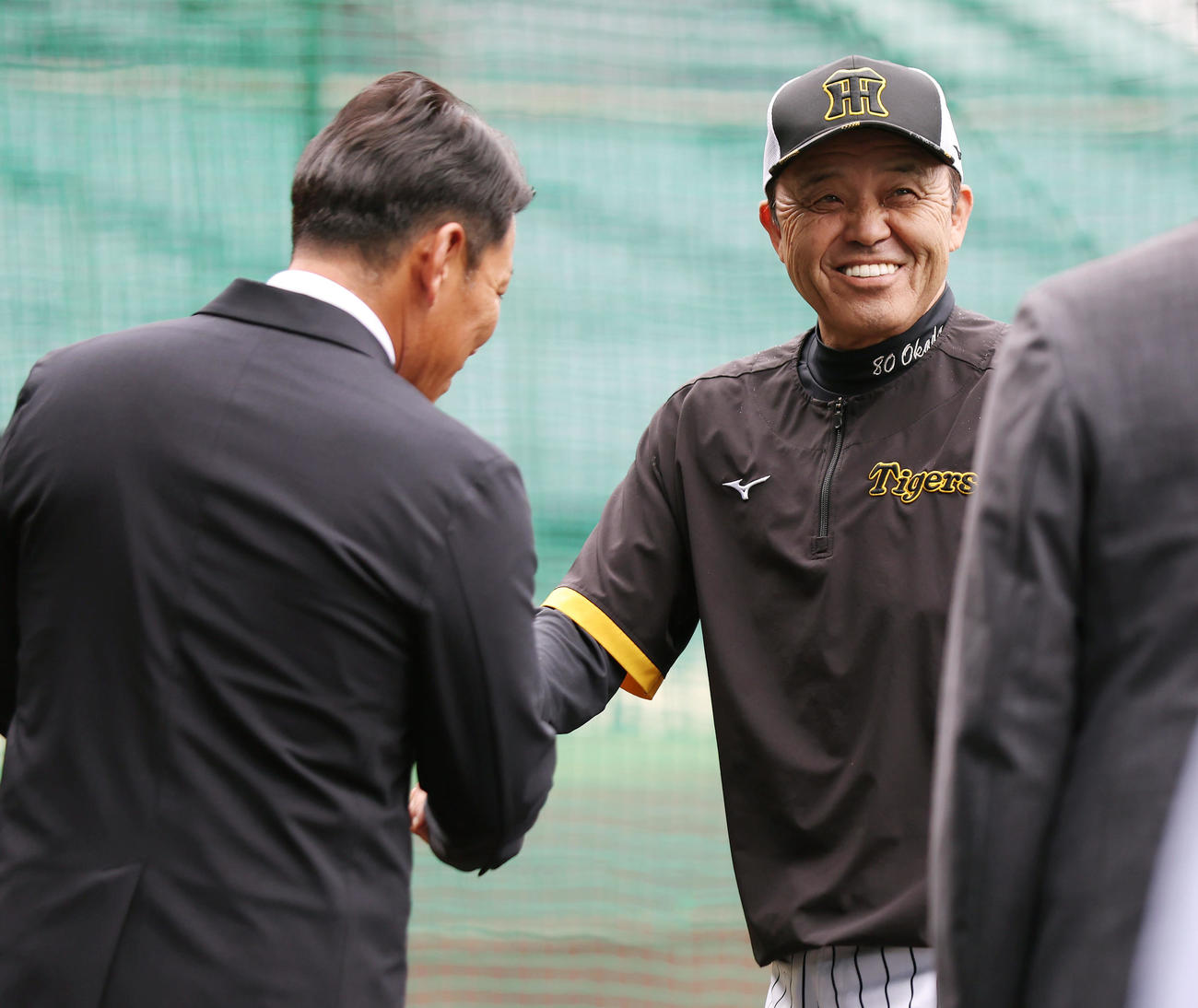 侍ジャパンの井端監督（左）からあいさつを受け笑顔を見せる阪神岡田監督（撮影・前田充）