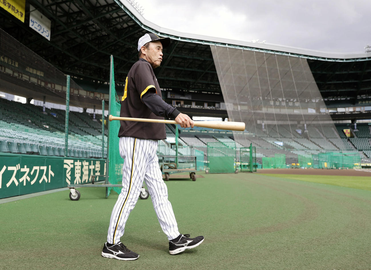 グラウンドに入る阪神岡田監督（撮影・前田充）