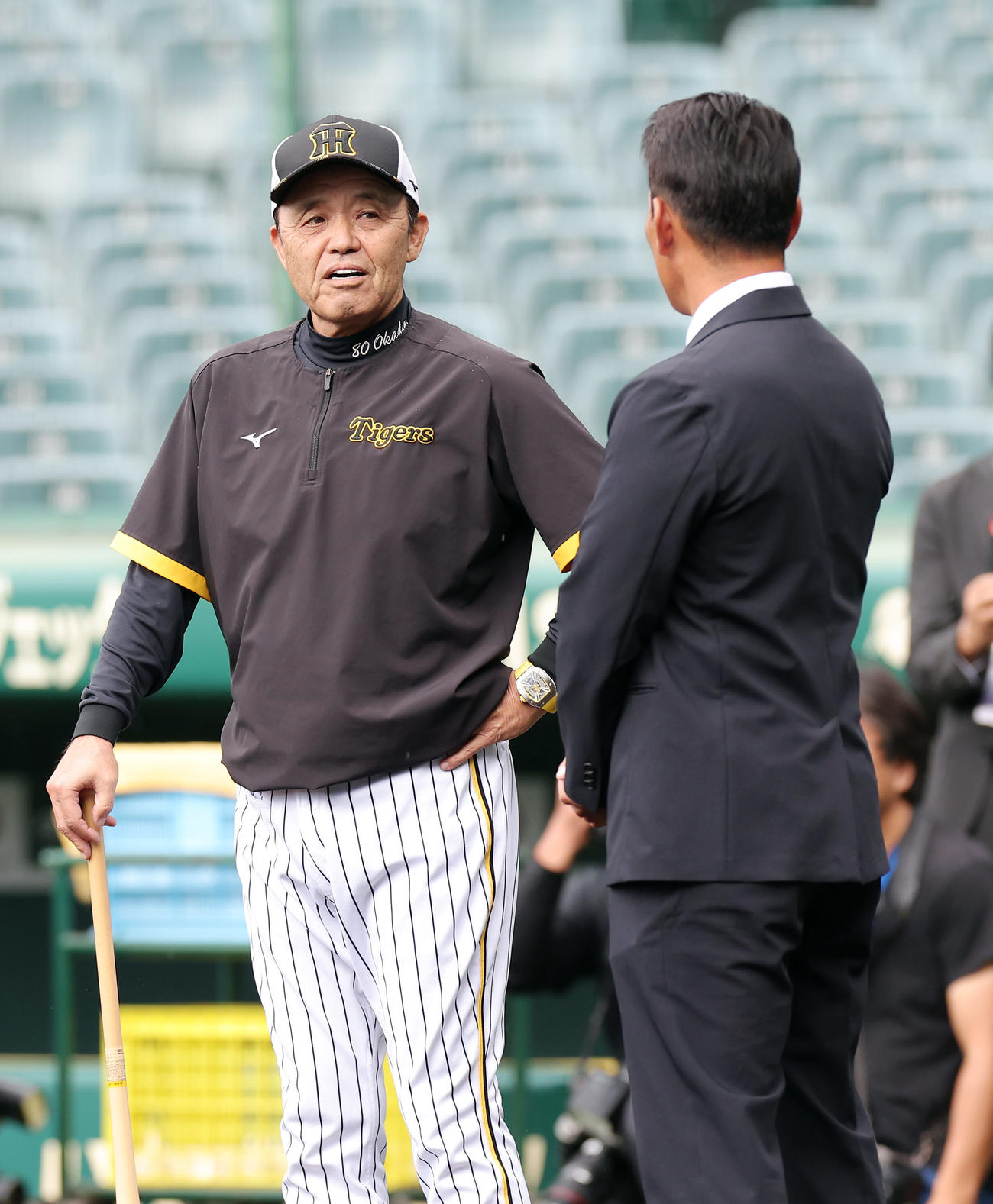 侍ジャパンの井端監督（右）と言葉を交わす阪神岡田監督（撮影・前田充）