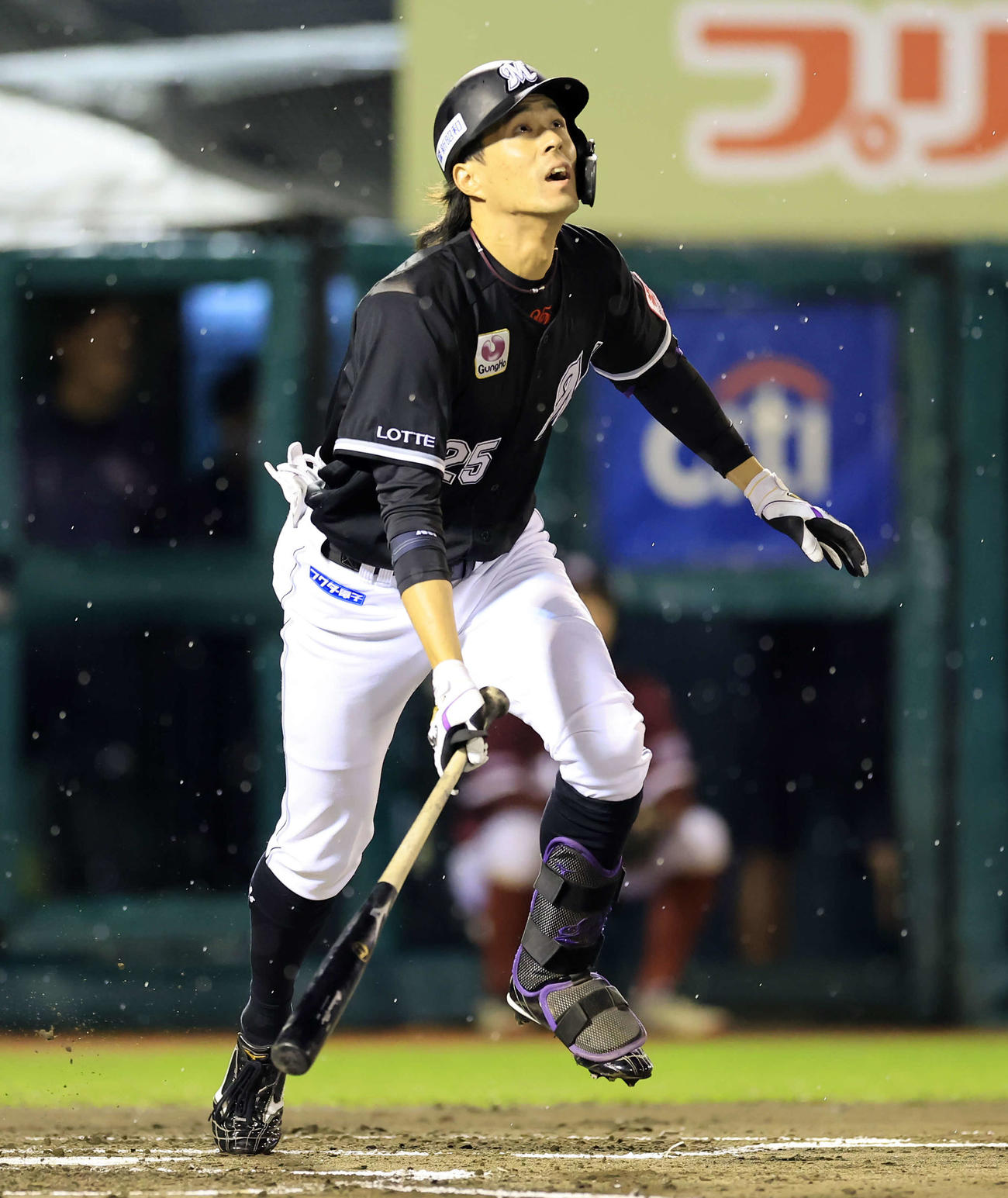 楽天対ロッテ　2回表ロッテ1死二塁、岡は先制の右前適時打を放つ（撮影・浅見桂子）