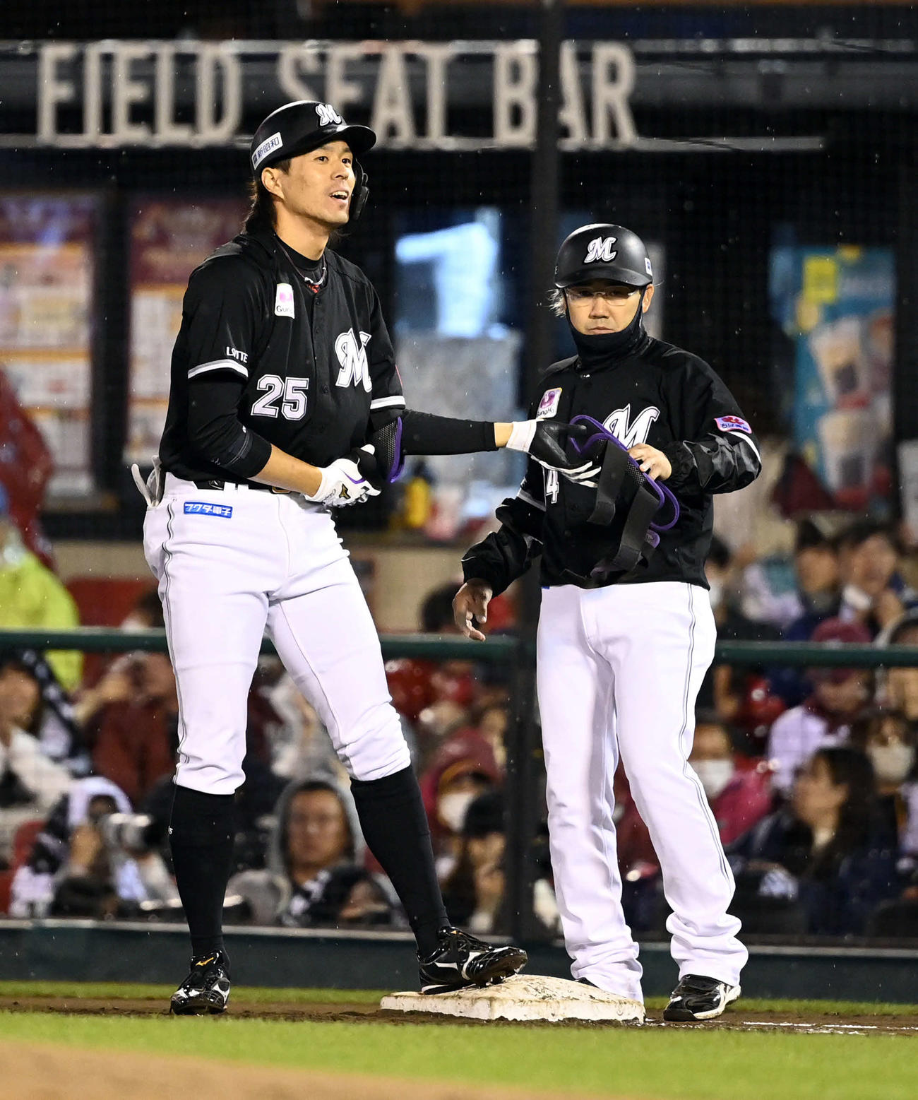 楽天対ロッテ　2回表ロッテ1死二塁、右前に先制の適時打を放った岡（撮影・たえ見朱実）