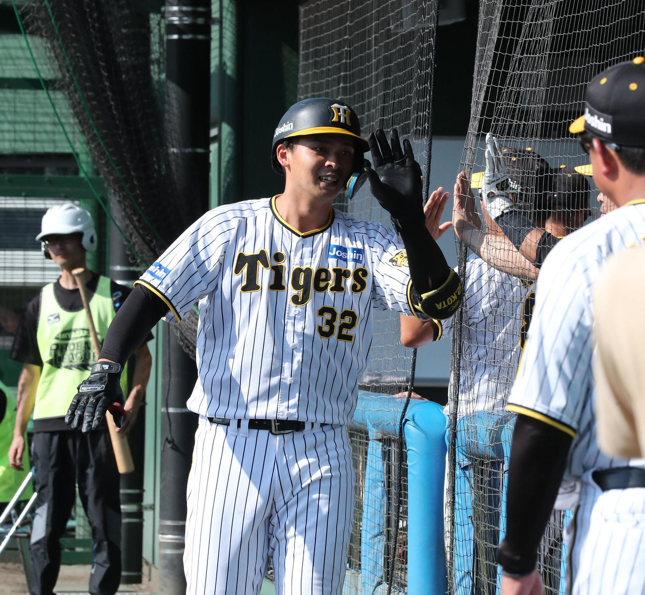 阪神対ヤクルト　7回裏阪神無死、井上は左越え本塁打を放ちナインとハイタッチ（撮影・梅根麻紀）