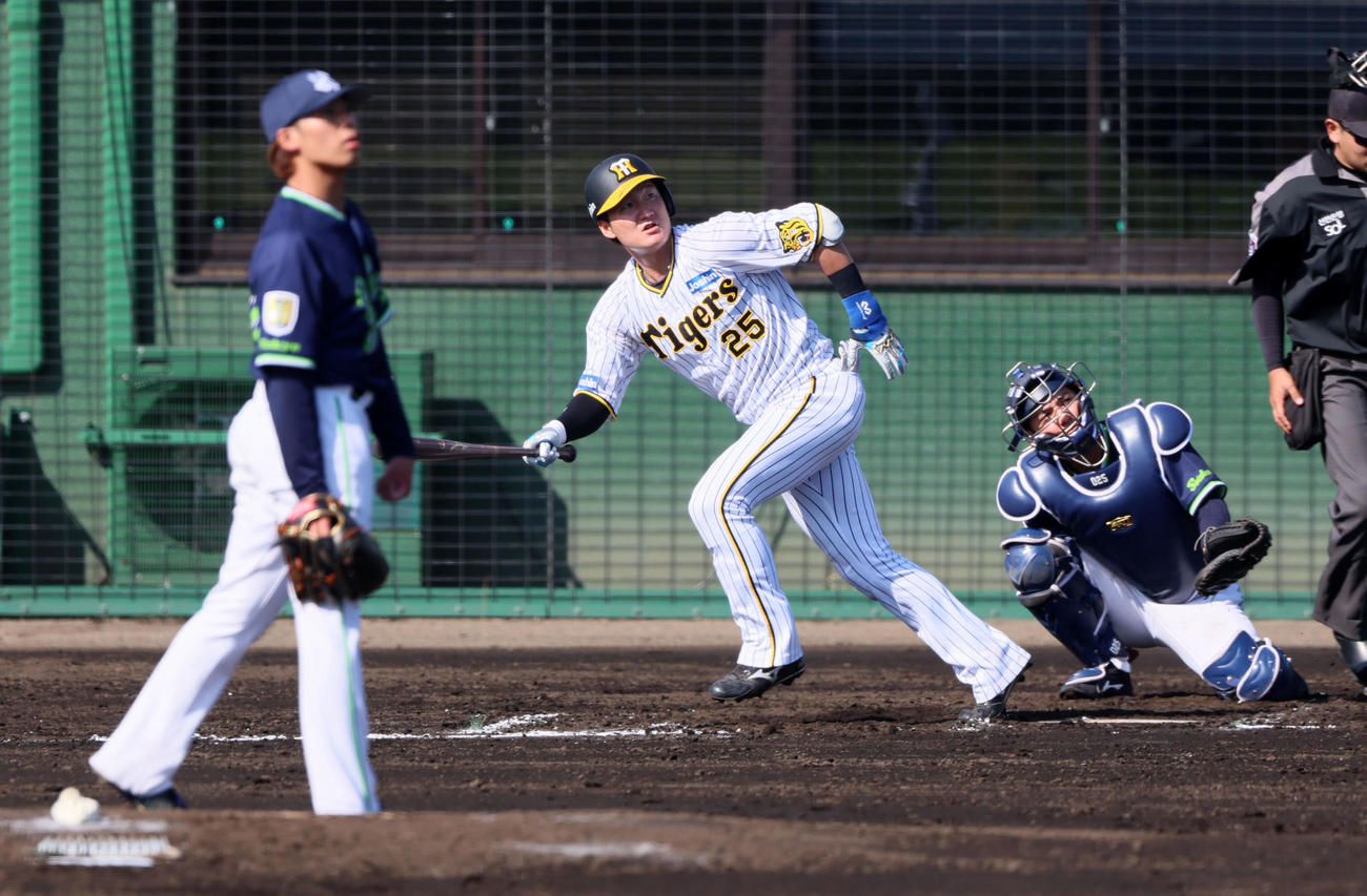 阪神対ヤクルト　7回裏阪神無死、渡辺は左越えソロ本塁打を放つ。投手は山野（撮影・加藤哉）