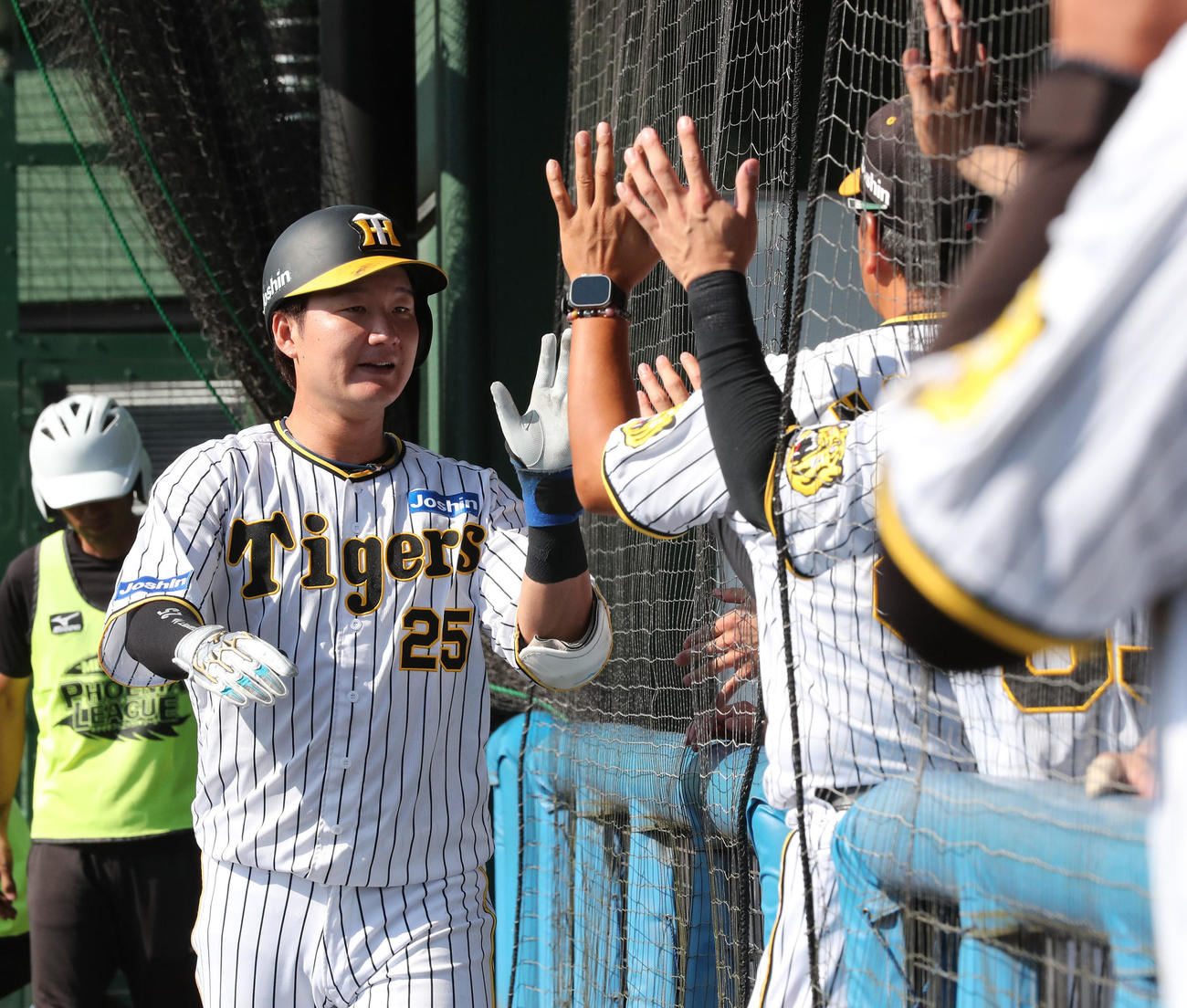 阪神対ヤクルト　7回裏阪神無死、渡辺は左越え本塁打を放ちベンチのナインとハイタッチ（撮影・梅根麻紀）