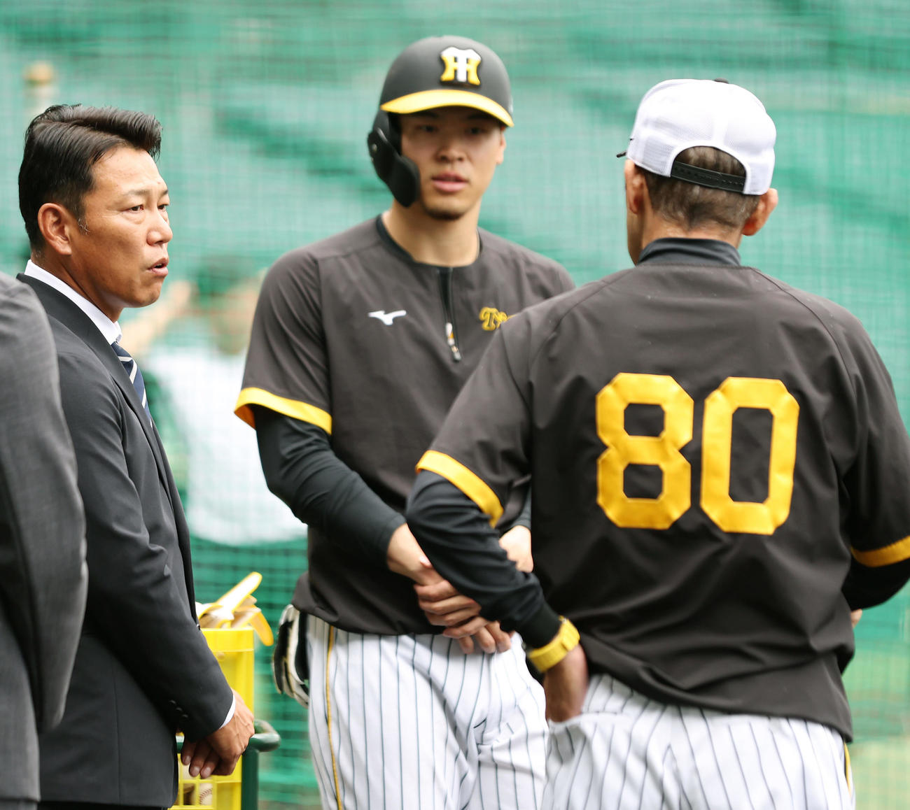 阪神佐藤輝（中央）、岡田監督（右）と言葉を交わす侍ジャパンの井端監督（撮影・前田充）