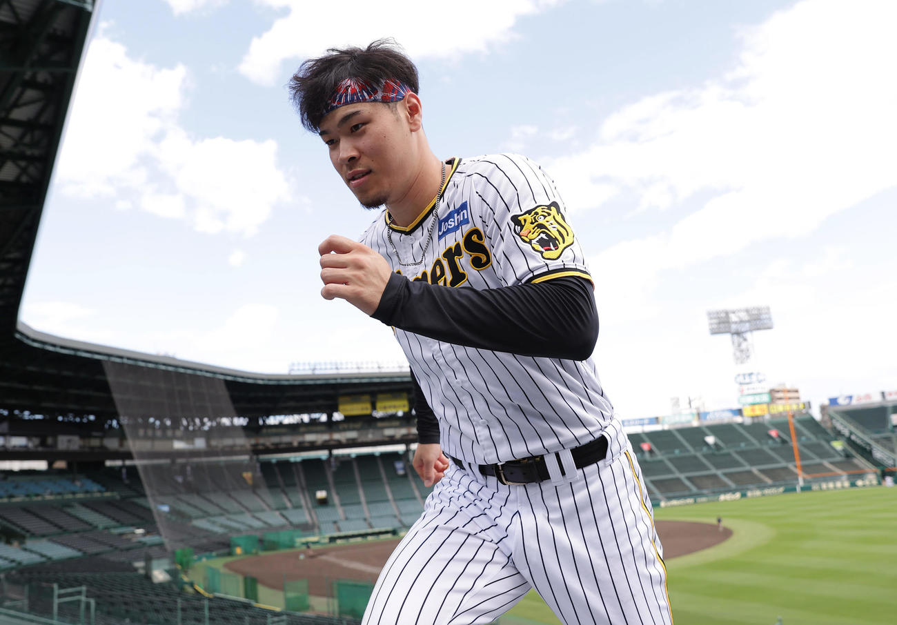スタンドの階段を駆け上がる阪神佐藤輝（撮影・前田充）