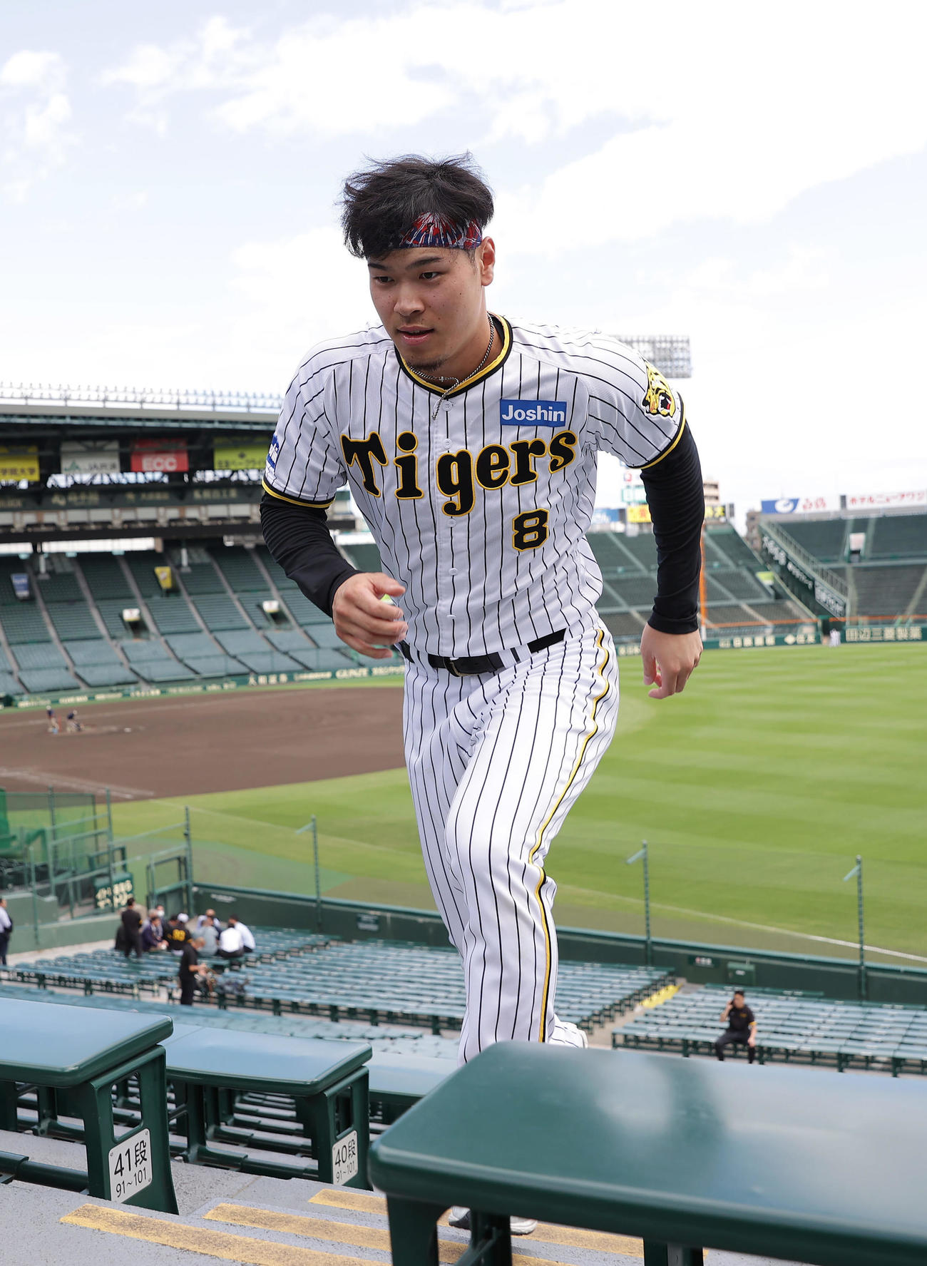 スタンドの階段を駆け上がる阪神佐藤輝（撮影・前田充）
