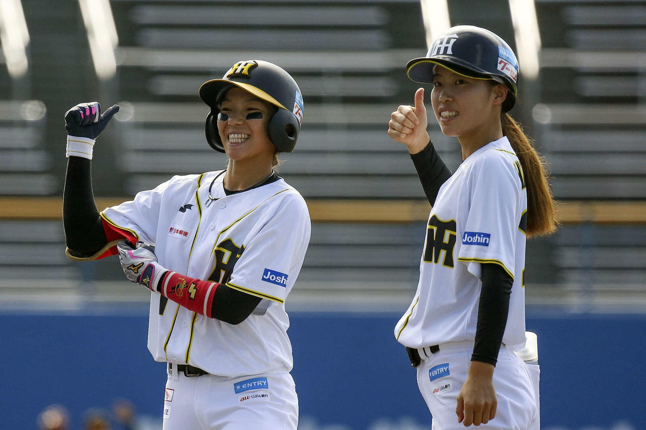 第19回全日本女子硬式野球選手権大会　阪神Women対大体大　写真左が先制打を放った阪神Womenの浅野（月刊タイガース提供）
