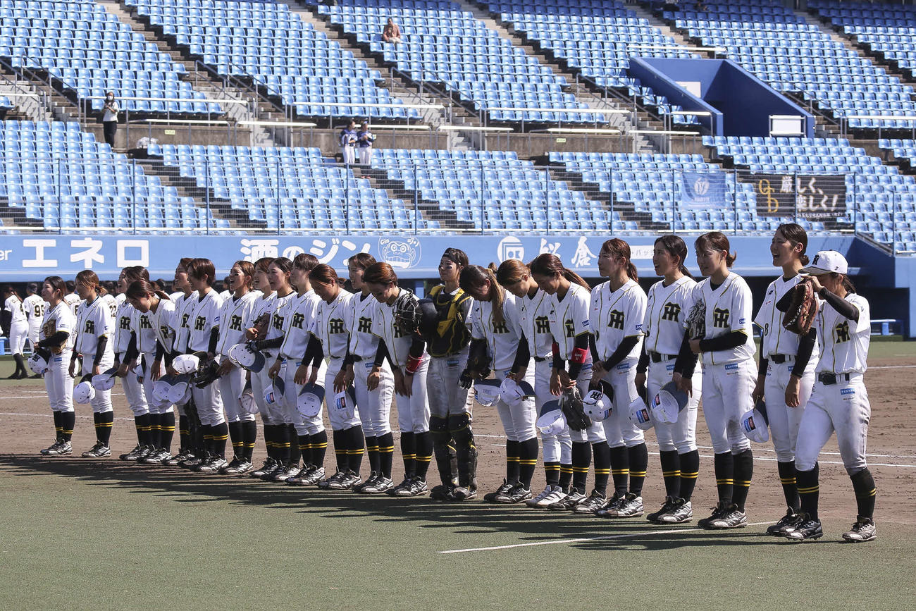 第19回全日本女子硬式野球選手権大会　阪神Women対大体大　試合に勝利した阪神Womenの選手陣が整列する（月刊タイガース提供）
