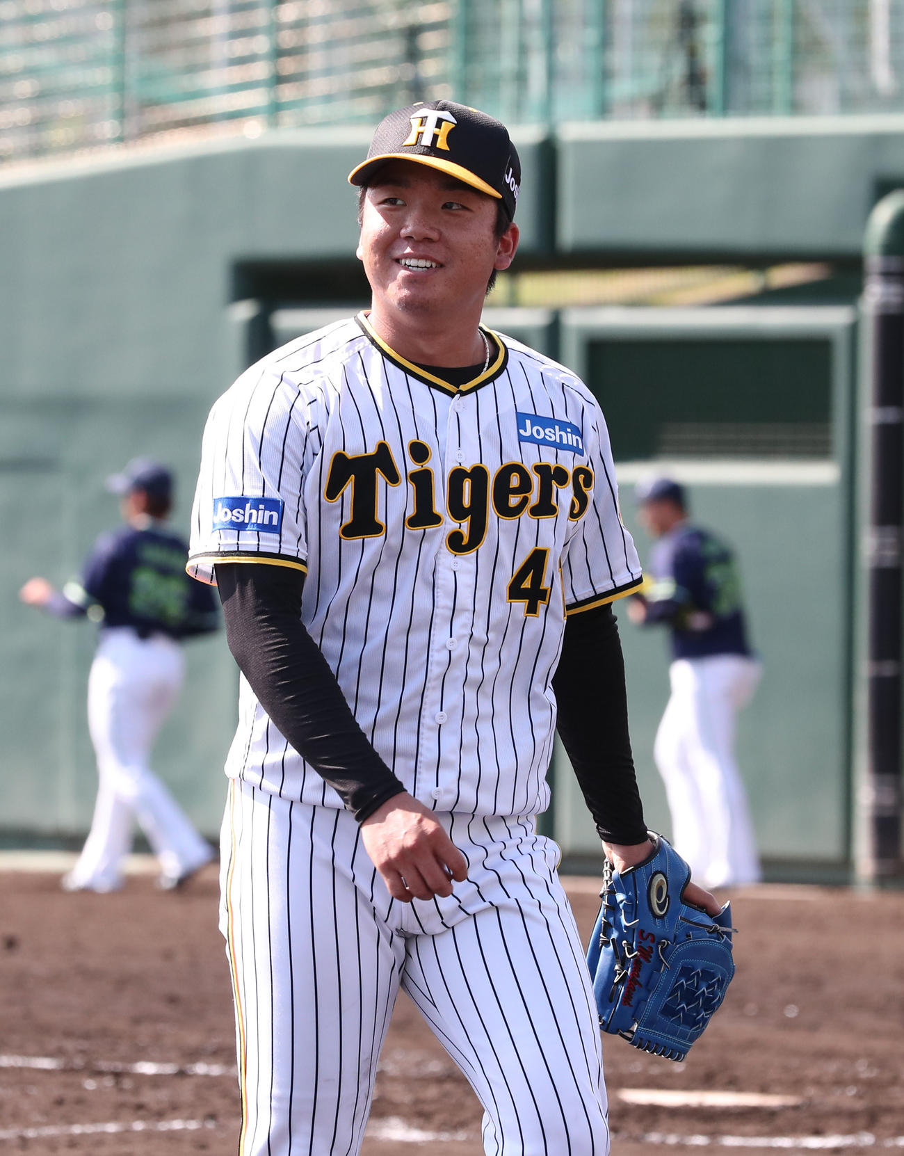 阪神対ヤクルト　先発した村上は5回を投げ無失点と好投、笑顔を見せる（撮影・梅根麻紀）