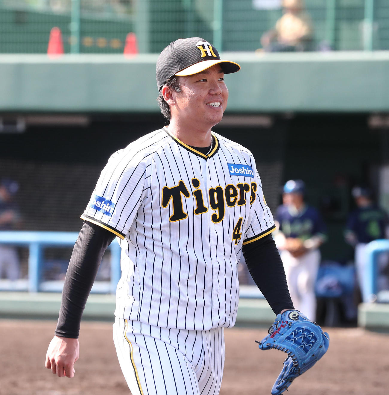 阪神対ヤクルト　先発した村上は5回を投げ無失点と好投、笑顔を見せる（撮影・梅根麻紀）