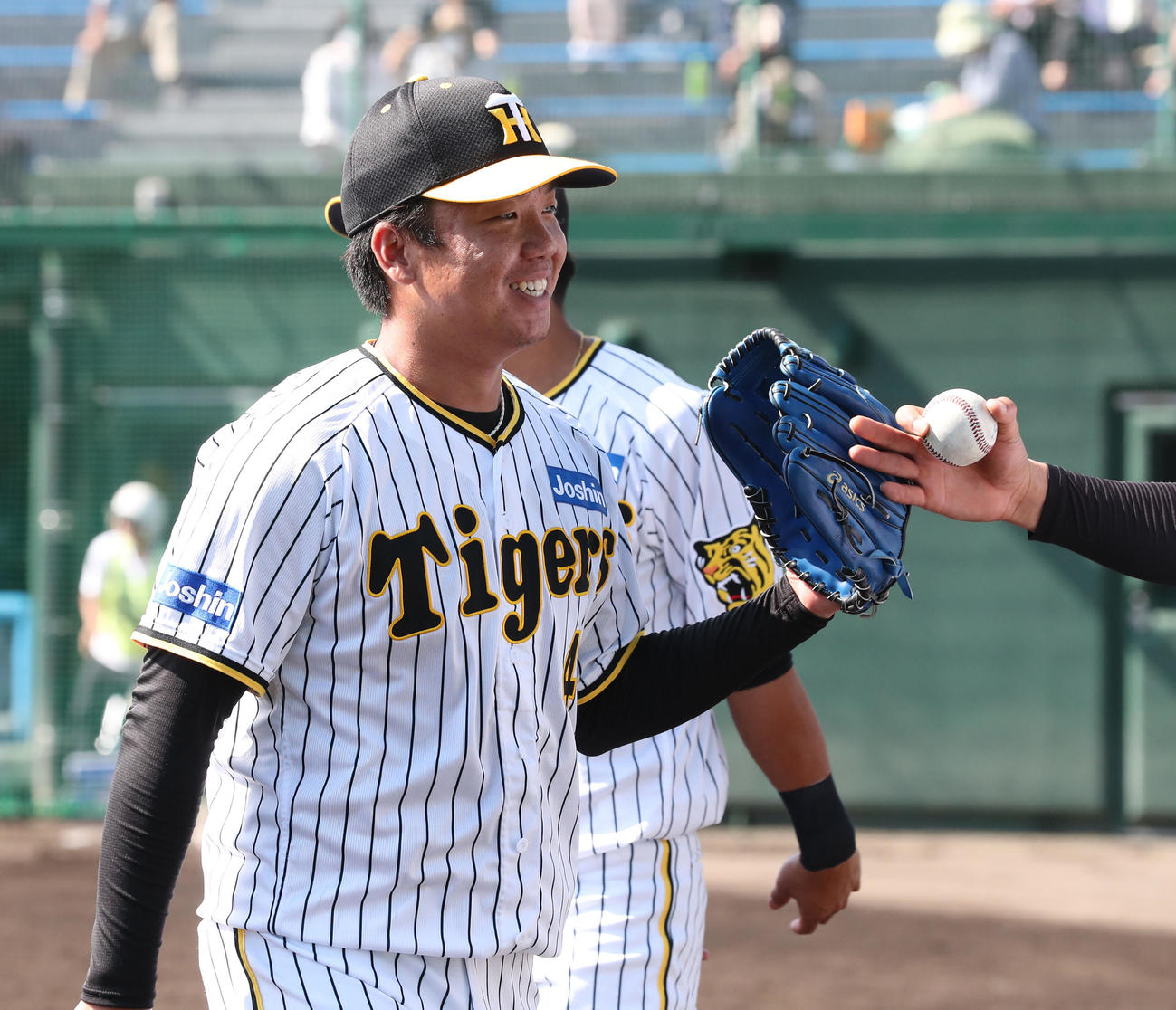 阪神対ヤクルト　先発した村上は5回を投げ無失点と好投、笑顔を見せる（撮影・梅根麻紀）