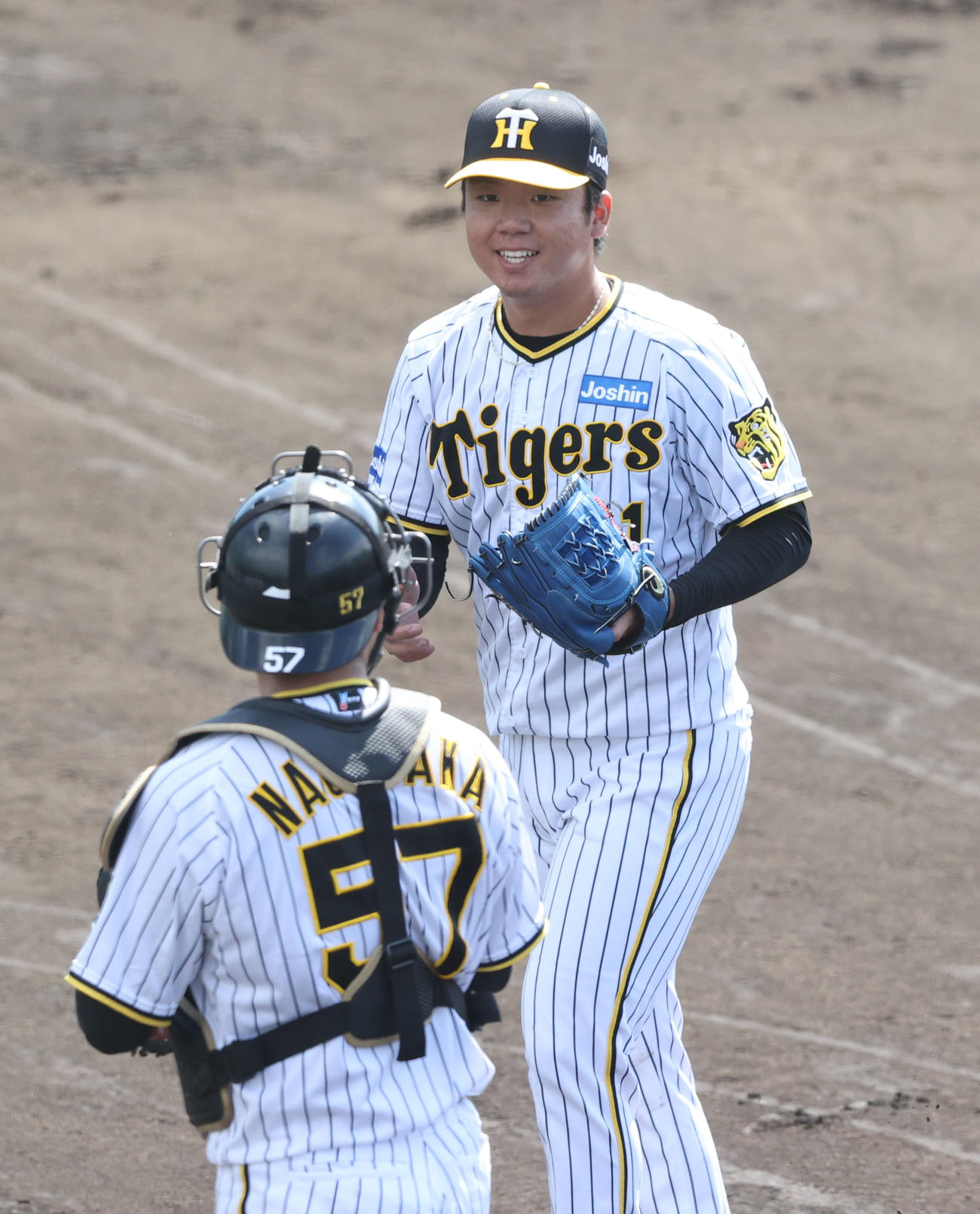阪神対ヤクルト　先発した村上は5回を投げ無失点と好投、笑顔を見せる（撮影・梅根麻紀）
