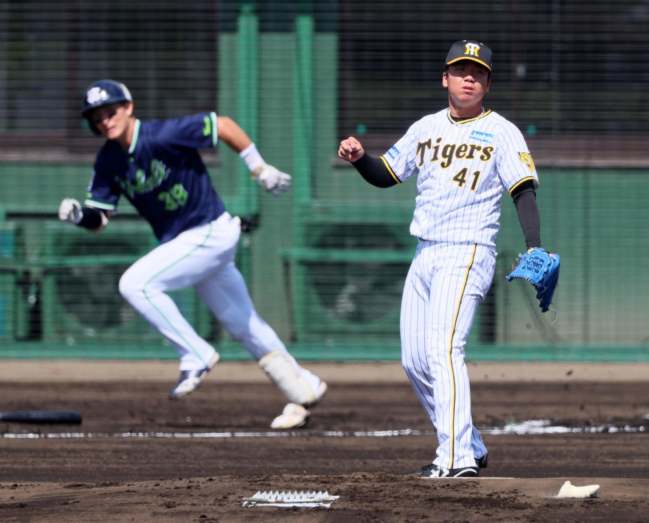 阪神対ヤクルト　1回表ヤクルト2死二、三塁、村上は宮本を遊飛に仕留める（撮影・加藤哉）