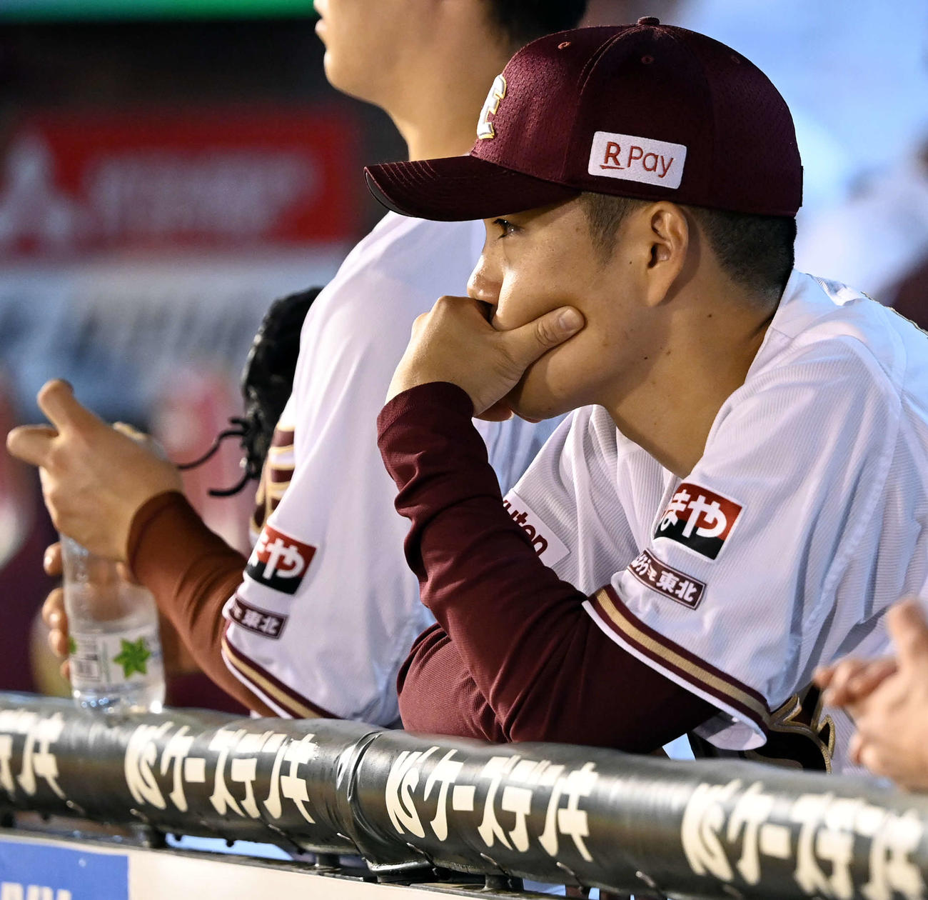 楽天対ロッテ　楽天に勝利しジャンプして喜ぶロッテ楽天対ロッテ　悔しそうな表情でロッテの勝利を見つめる楽天則本（撮影・たえ見朱実）