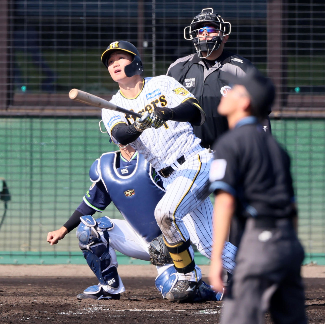 阪神対ヤクルト　7回裏阪神1死、三塁、森下は右越え3点本塁打を放つ（撮影・加藤哉）