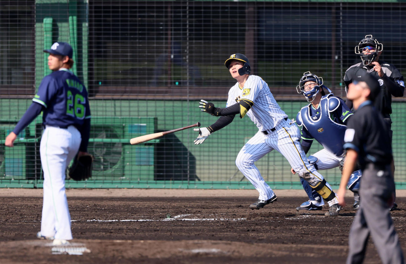 阪神対ヤクルト　7回裏阪神1死、三塁、森下は右越え3点本塁打を放つ。投手は山野（撮影・加藤哉）