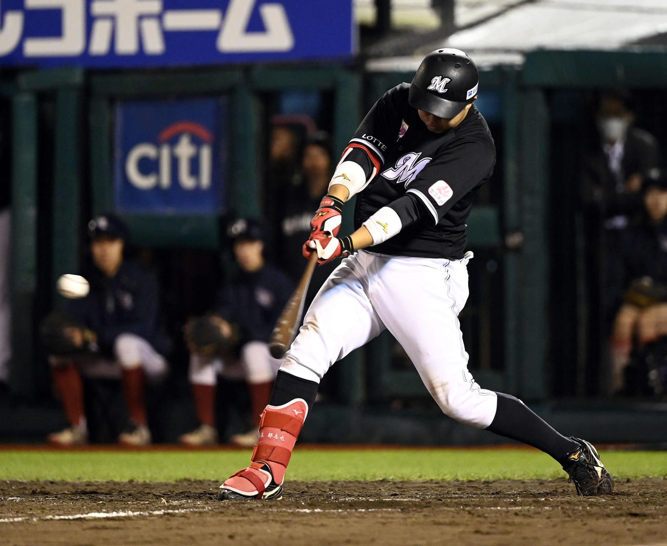楽天対ロッテ　8回表ロッテ2死満塁、中前に2点適時二塁打を放つ佐藤都（撮影・たえ見朱実）