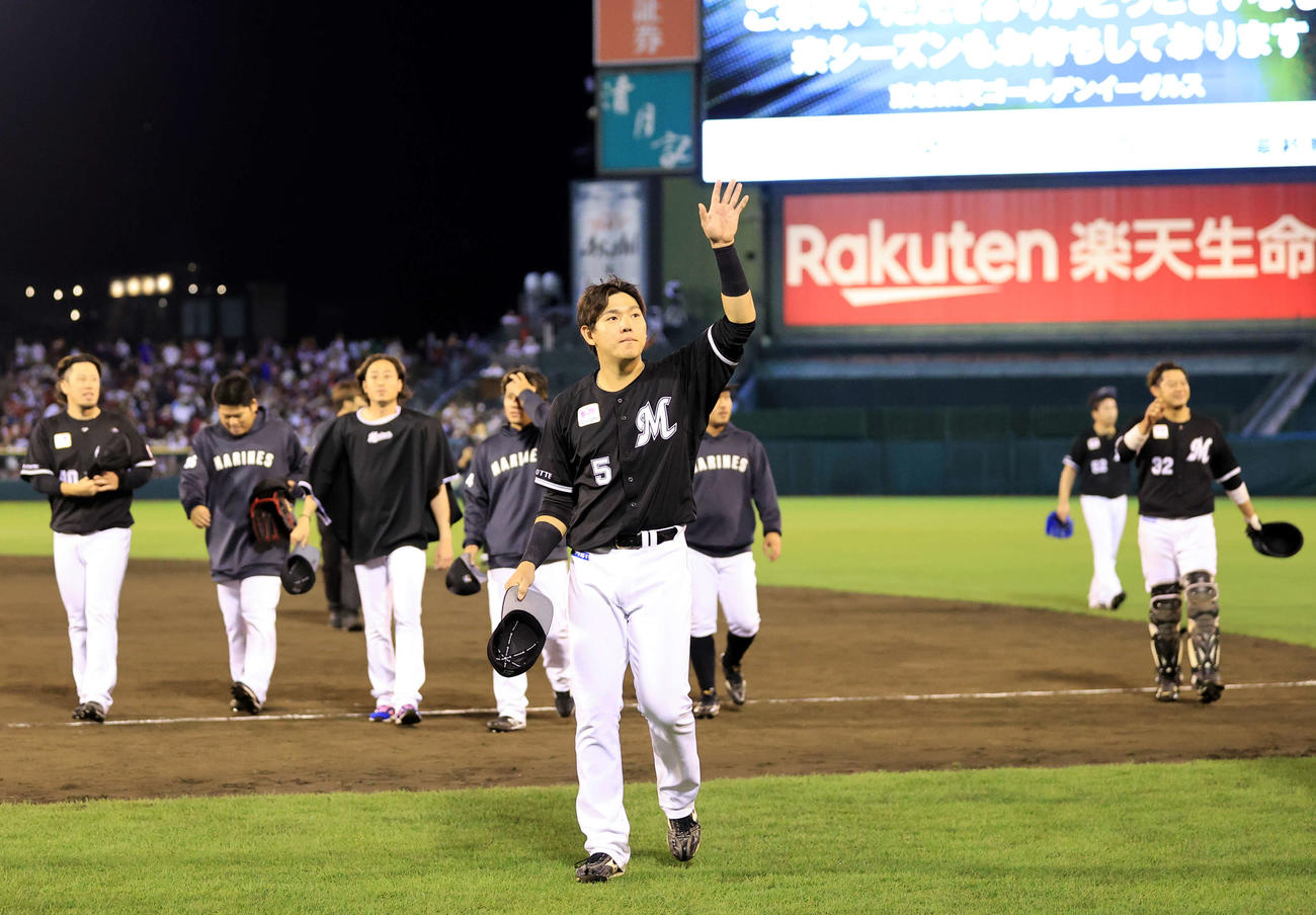 楽天対ロッテ　2位でCS進出を決め、笑顔でスタンドに手を振る安田（中央）らロッテの選手たち（撮影・浅見桂子）