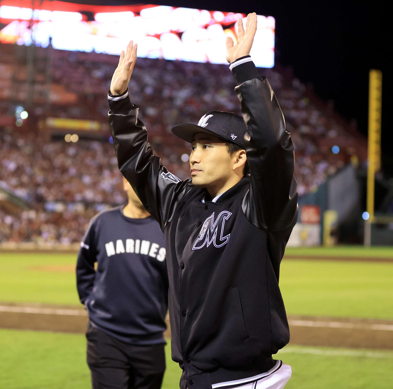 楽天対ロッテ　好投で10勝目を挙げたロッテ小島はスタンドに手を振る（撮影・浅見桂子）
