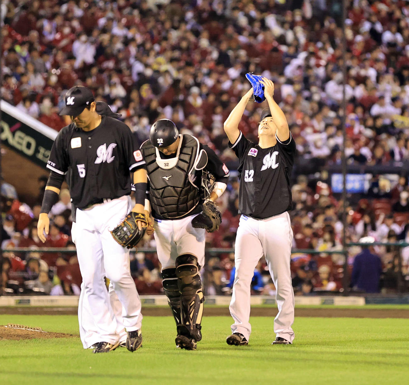 楽天対ロッテ　9回裏楽天の攻撃を抑えた益田（右）は天にグラブを突き上げ喜ぶ（撮影・浅見桂子）