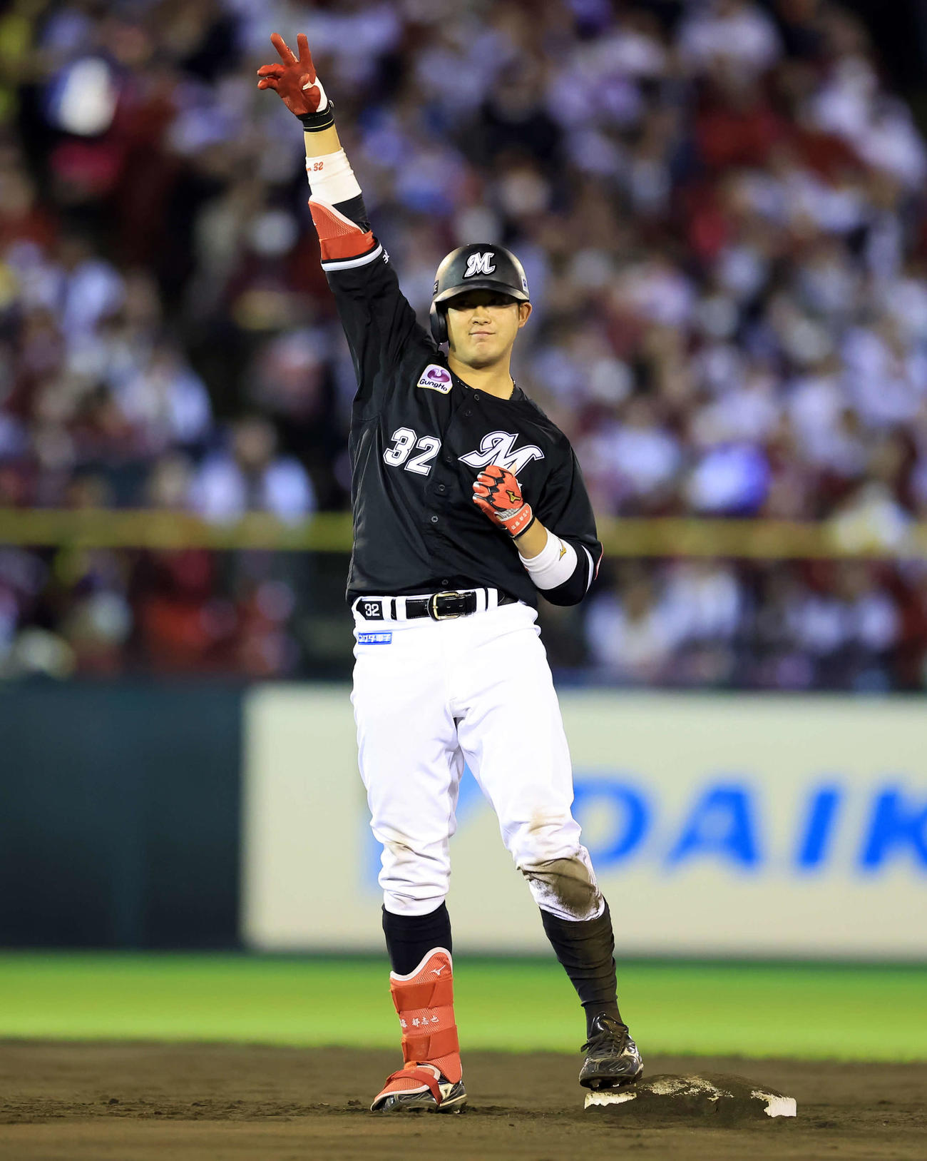 楽天対ロッテ　8回表ロッテ2死満塁、佐藤都は2点適時二塁打を放ちポーズ（撮影・浅見桂子）