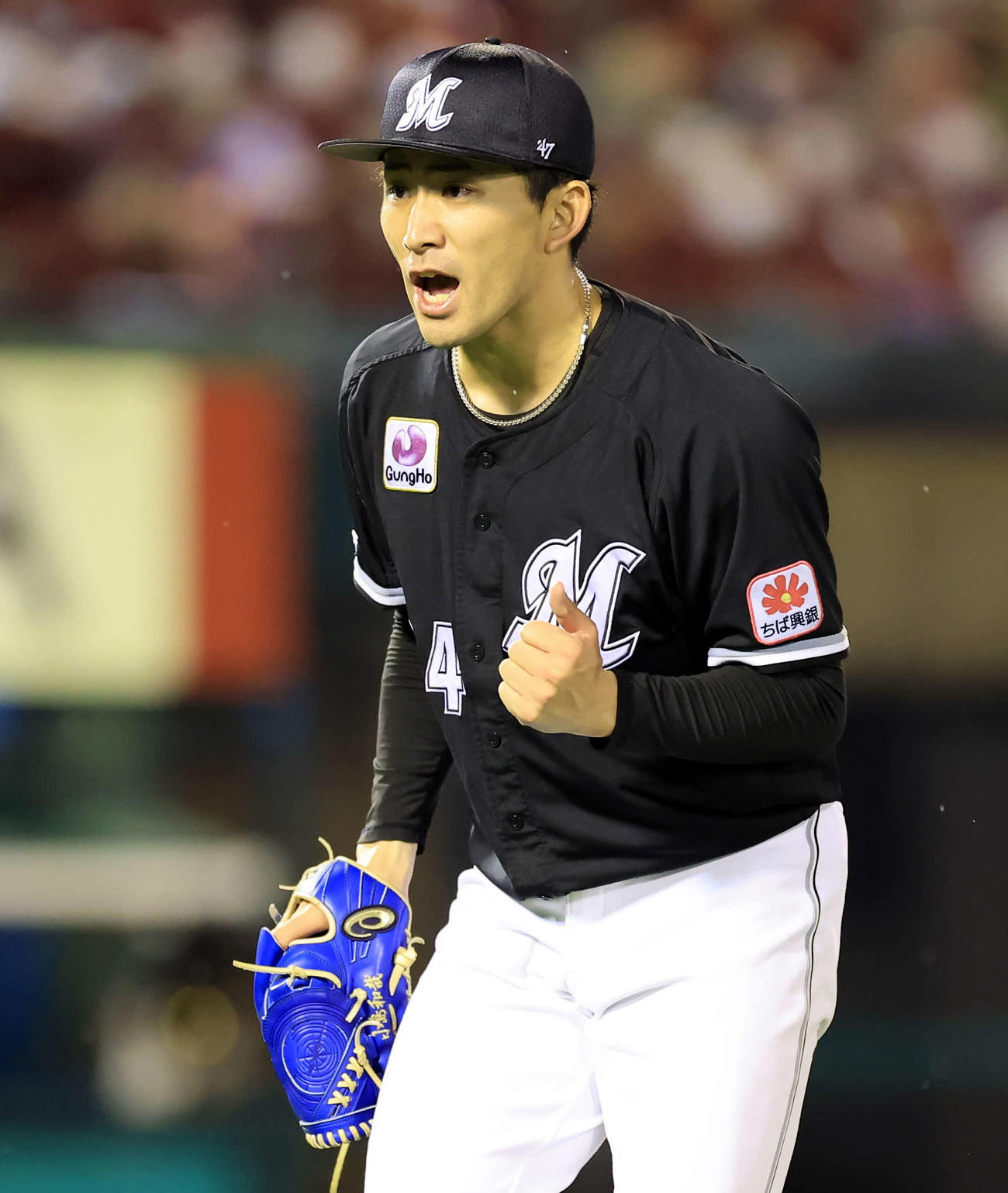 楽天対ロッテ　6回裏楽天1死一塁、岡島を併殺に仕留め、雄たけびを上げてガッツポーズする小島（撮影・浅見桂子）