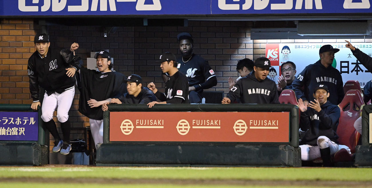 楽天対ロッテ　楽天に勝利しジャンプして喜ぶ小島（左端）らロッテの選手たち（撮影・たえ見朱実）