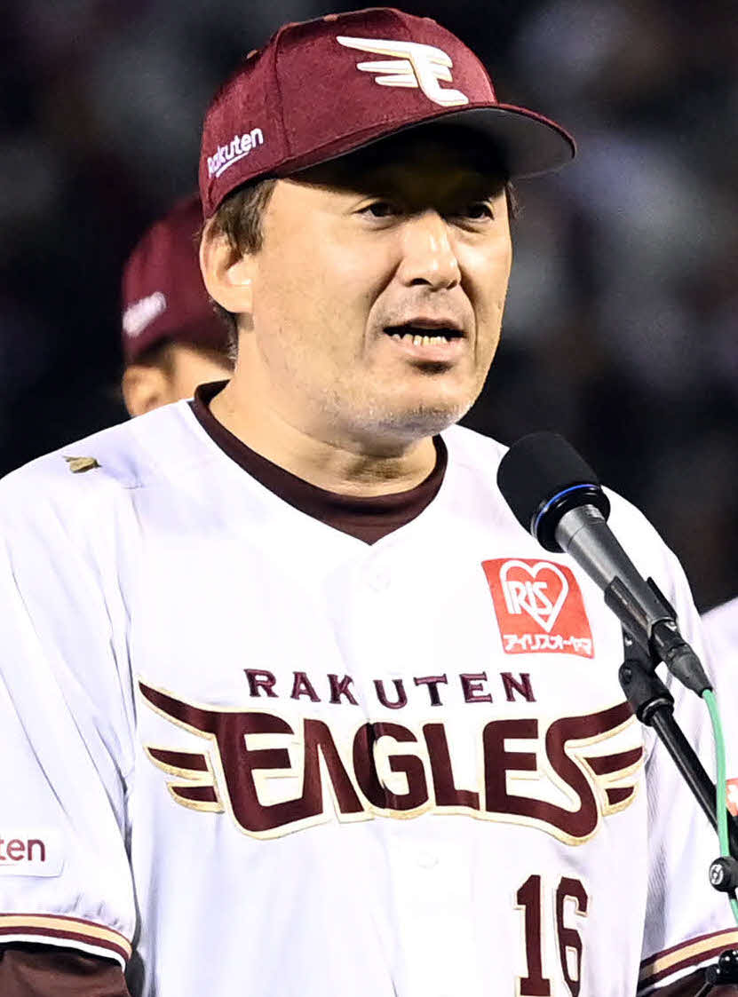 楽天対ロッテ　最終戦セレモニーであいさつをする楽天石井監督（撮影・たえ見朱実）