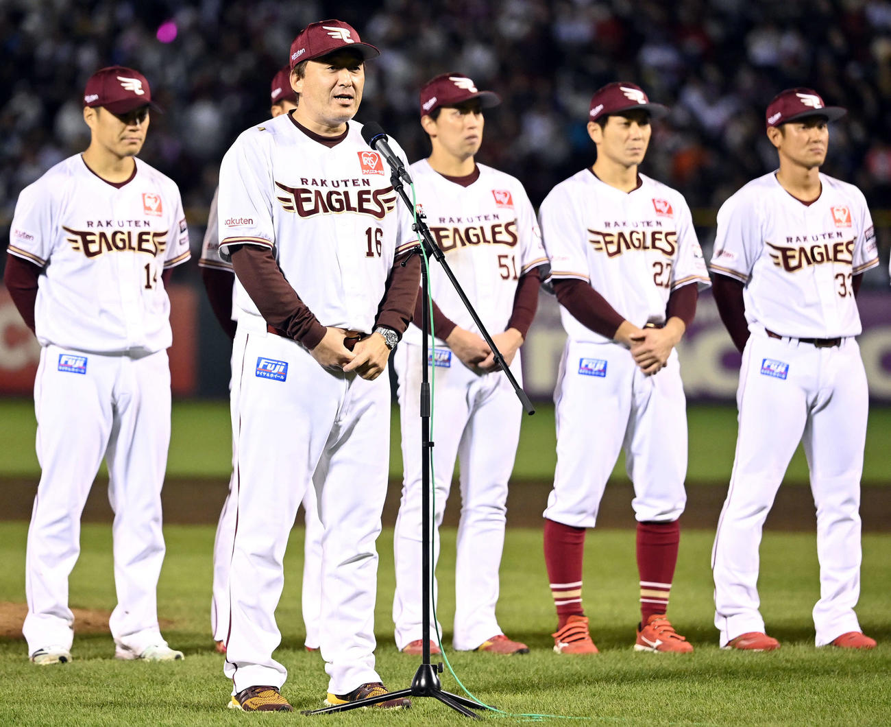 楽天対ロッテ　最終戦セレモニーであいさつをする楽天石井監督（手前）。後列左端は則本（撮影・たえ見朱実）