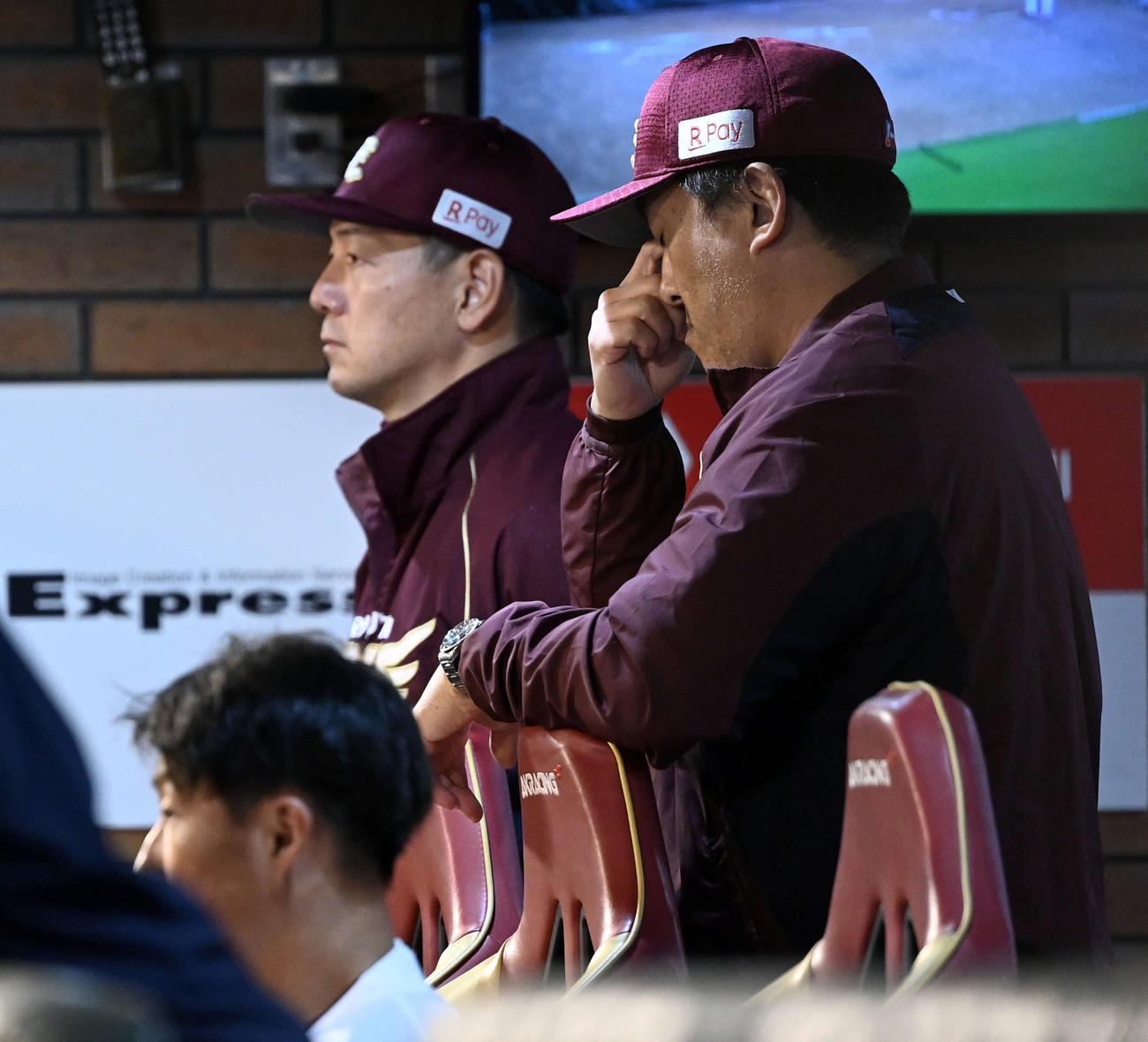 楽天対ロッテ　ベンチで厳しい表樹の楽天石井監督（右）（撮影・たえ見朱実）