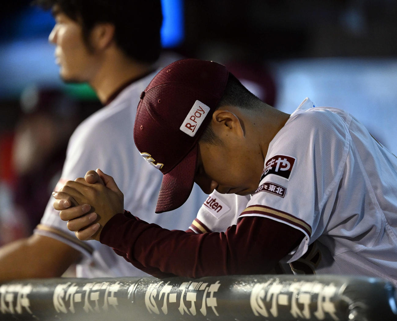 楽天対ロッテ　6回で降板した楽天先発の則本はベンチでうつむく（撮影・たえ見朱実）