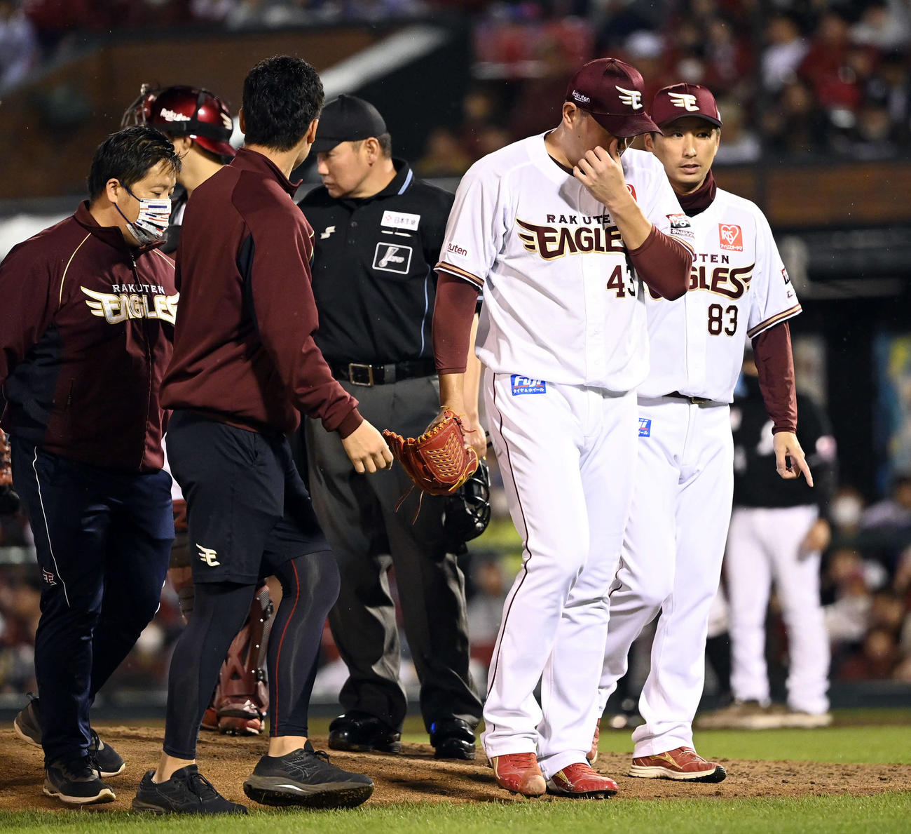 楽天対ロッテ　7回途中で降板する楽天宋（右から2人目）（撮影・たえ見朱実）