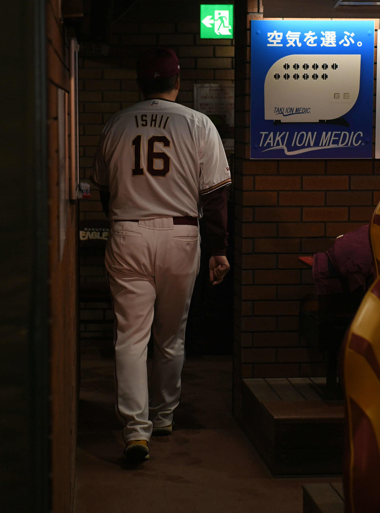 楽天対ロッテ　最終戦セレモニーを終え引き揚げる楽天石井監督（撮影・たえ見朱実）