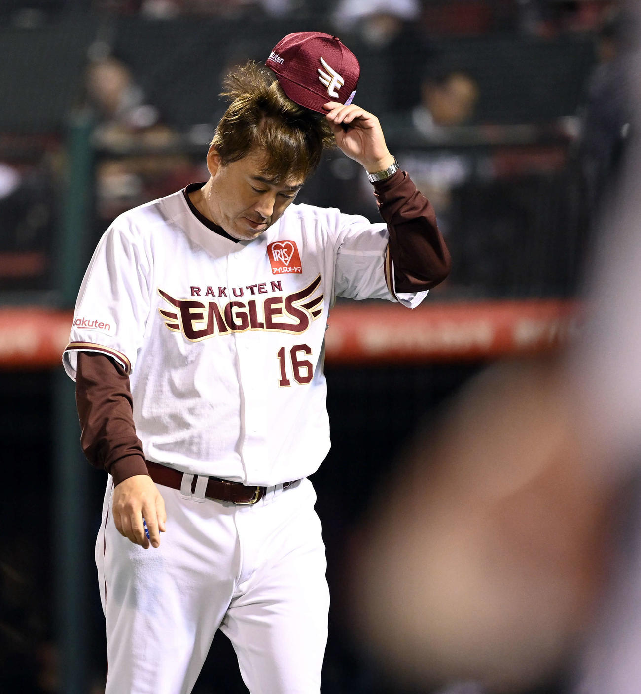 楽天対ロッテ　8回、選手交代を告げベンチに戻る楽天石井監督（撮影・たえ見朱実）