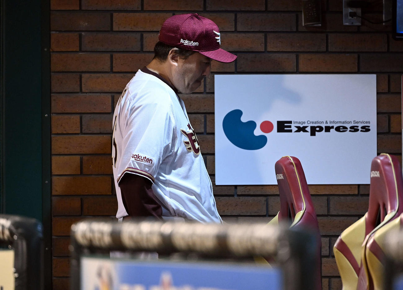 楽天対ロッテ　7回表、先発則本昂大の降板を告げベンチに戻る楽天石井監督（撮影・たえ見朱実）