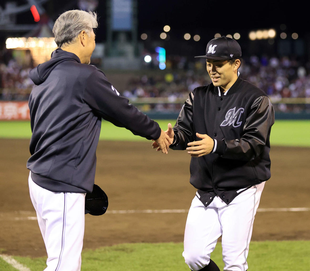 10日、楽天対ロッテ　好投で10勝目を挙げたロッテ小島（右）は吉井監督から握手で祝福される（撮影・浅見桂子）