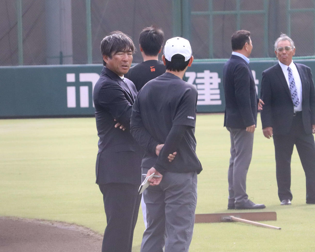 今季限りで退任すると発表された巨人小笠原3軍打撃コーチはジャイアンツ球場にあいさつに訪れた（撮影・小早川宗一郎）