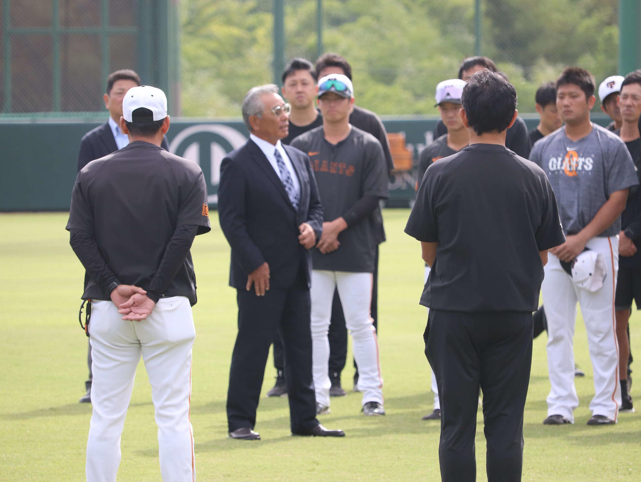 今季限りで退任すると発表された巨人石井巡回打撃コーチ（中央）はジャイアンツ球場にあいさつに訪れた（撮影・小早川宗一郎）