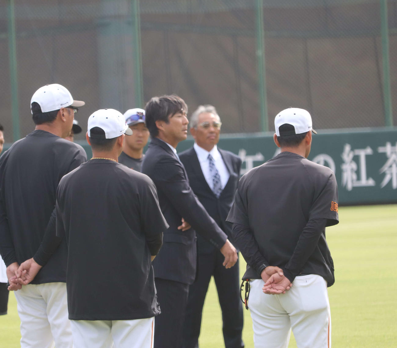 退任が発表された巨人小笠原3軍打撃コーチ（中央）はナインに最後の訓示（撮影・小早川宗一郎）