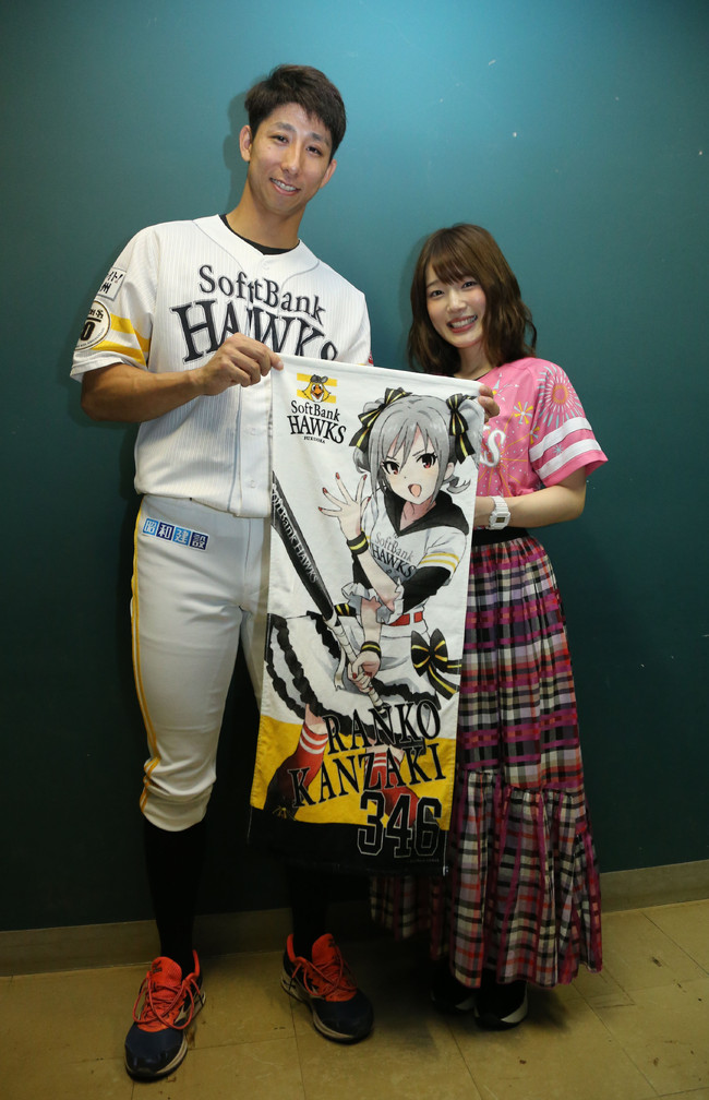 「アイドルマスター　シンデレラガールズ」で内田真礼（右）が演じるキャラクター「神崎蘭子」とソフトバンクのコラボグッズを手に笑顔の福田秀平（2018年9月8日）