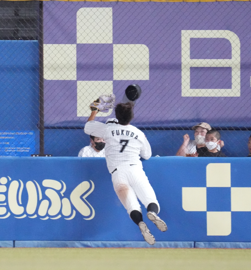 ロッテ対西武　７回表西武無死一塁、ロッテ福田秀平は森友哉の右飛をフェンスに激突しながら好捕する（2022年8月24日）