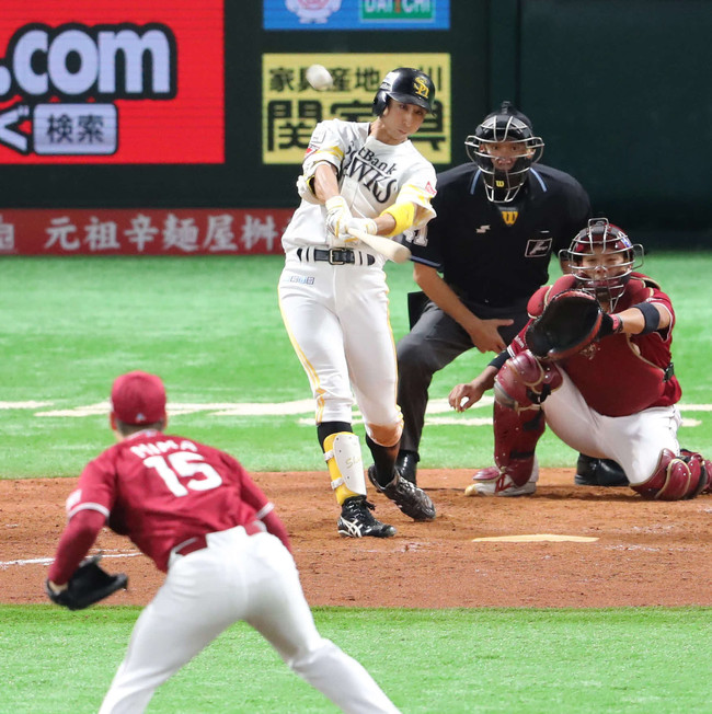 ソフトバンク対楽天　４回裏ソフトバンク無死、福田秀平は右越えに勝ち越しソロ本塁打を放つ（2019年10月6日）