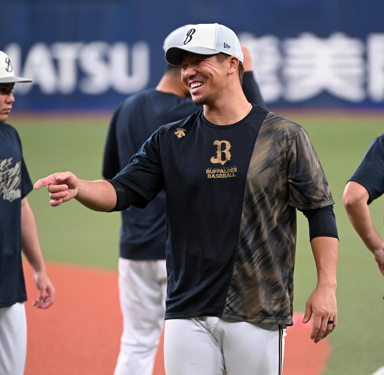 練習で笑顔を見せるオリックス頓宮（撮影・前岡正明）