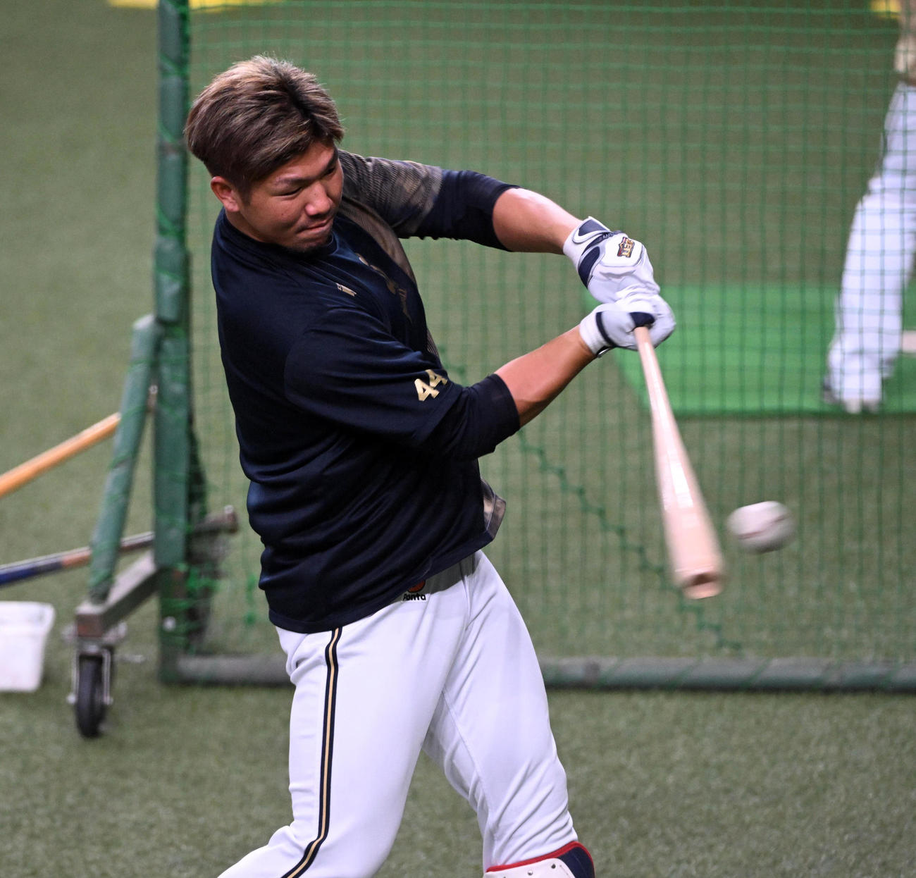 ティー打撃を行うオリックス頓宮（撮影・前岡正明）