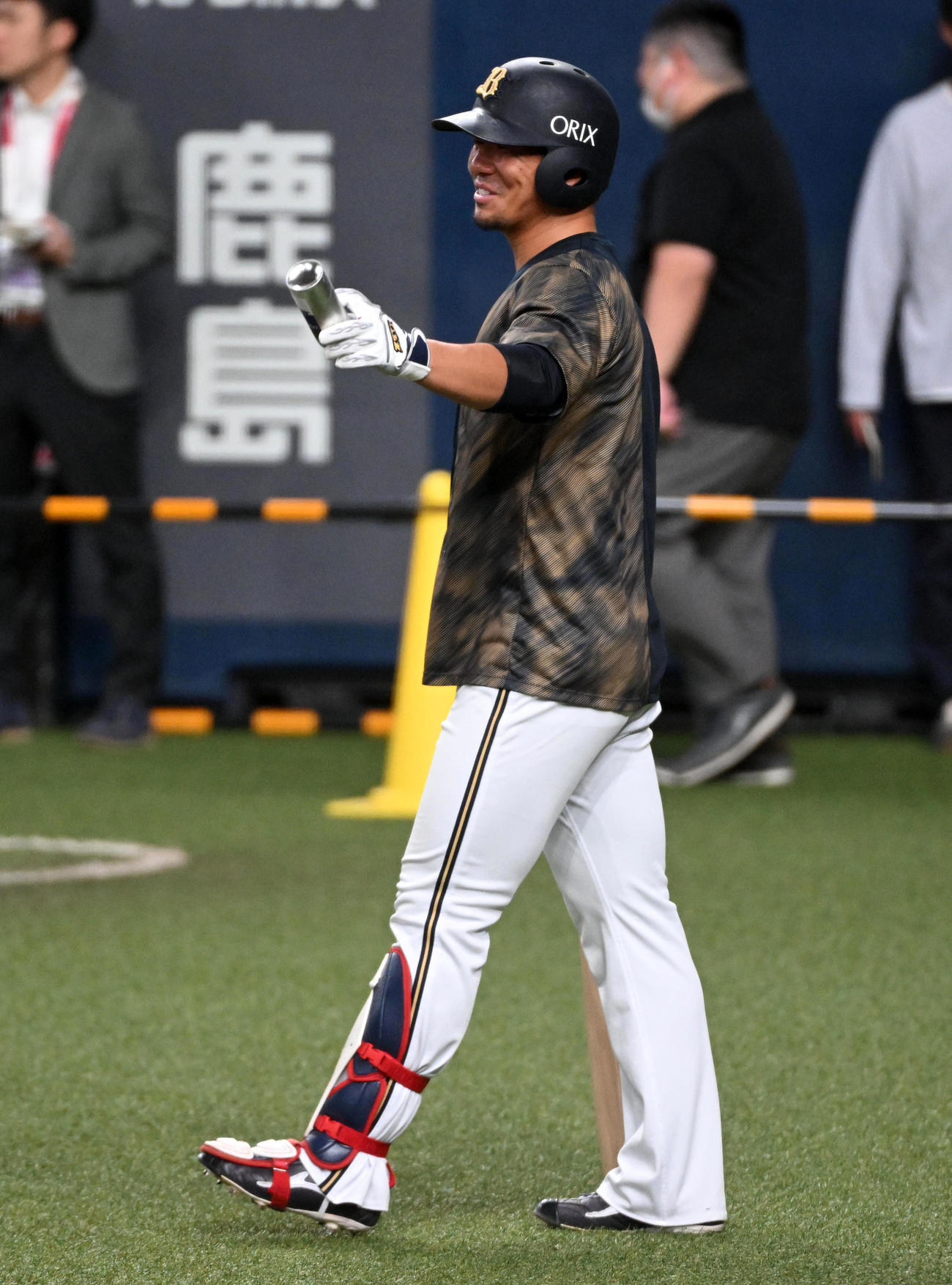 練習で笑顔を見せるオリックス頓宮（撮影・前岡正明）
