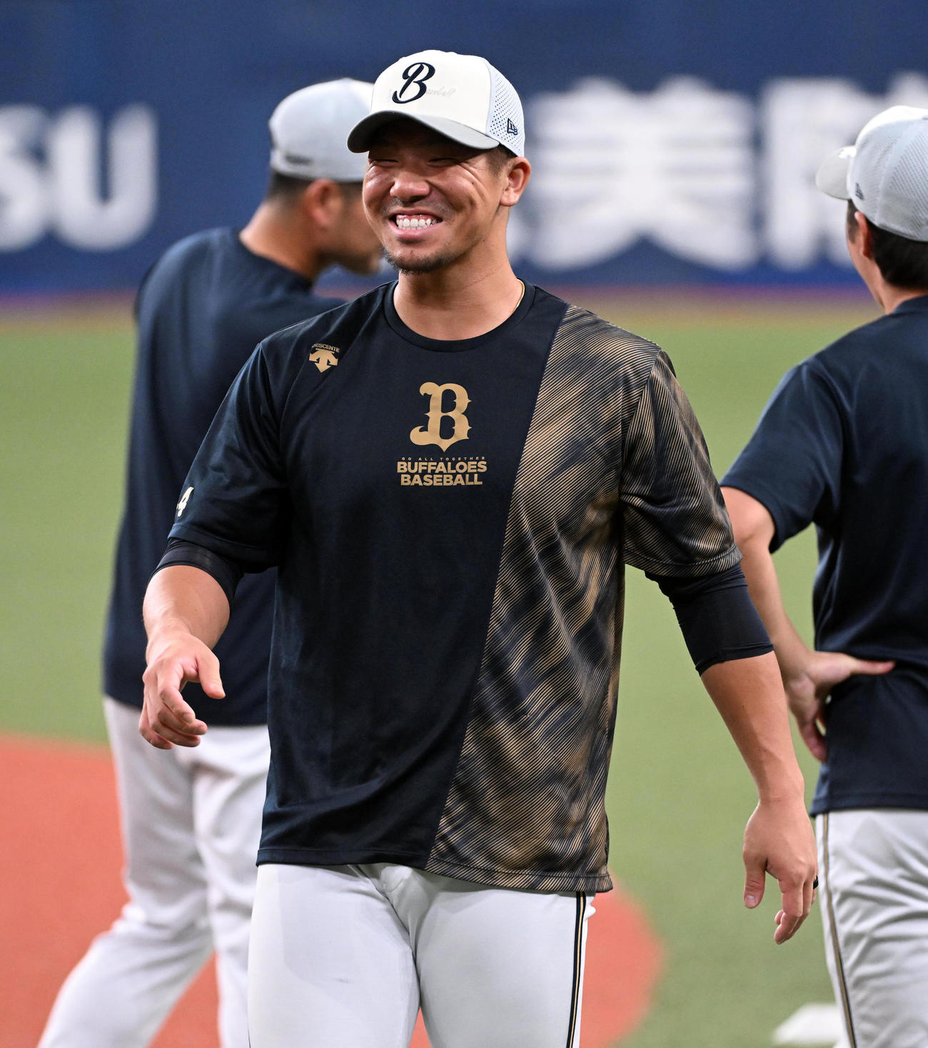 練習で笑顔を見せるオリックス頓宮（撮影・前岡正明）