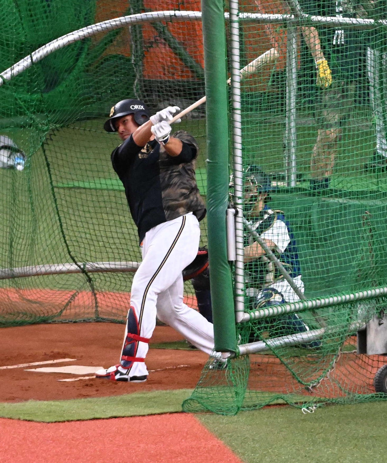 打撃練習を行うオリックス頓宮（撮影・前岡正明）